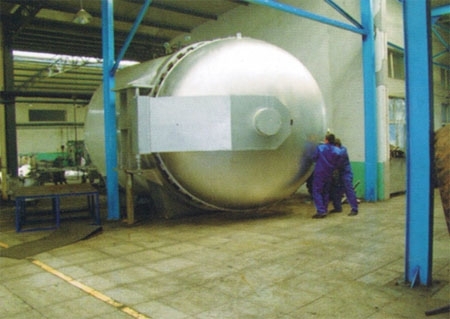 与青科大合作出口印尼直径4米硫化罐安装现场